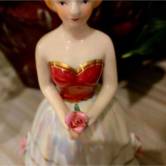 VINTAGE Elegant Figurine with Red and White Iridescent Dress 8 Inches - Picture 10 of 11
